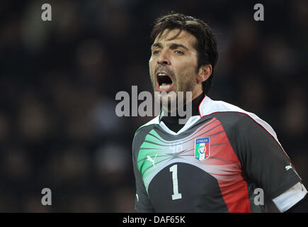 L'Italie a pour but kepper Gianluigi Buffon réagit au cours du match de football amical entre l'Allemagne et l'Italie au stade Signal Iduna Park de Dortmund, Allemagne, 09 février 2011. Photo : Friso Gentsch Banque D'Images