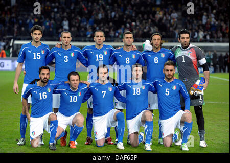 L'équipe d'Italie (retour L-R) Andrea Ranocchia, Giorgio Chiellini , Leonardo Bonucci, Thiago Motta, Stefano Mauri, gardien de but Gianluigi Buffon et avant (L-R) Mattia Cassani, Antonio Cassano, Giampaolo Pazzini, Riccardo Montolivo, Daniele De Rossi line up avant le match de football amical entre l'Allemagne et l'Italie au stade Signal Iduna Park de Dortmund, Allemagne, 09 février 201 Banque D'Images