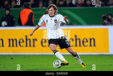 Joueur allemand Kevin Großkreutz contrôle le ballon pendant le match de football amical Allemagne contre l'Italie au stade Signal Iduna Park de Dortmund, Allemagne, 09 février 2011. Photo : Thomas Eisenhuth Banque D'Images