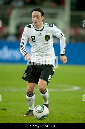 Joueur allemand Mesut Oezil contrôle le ballon pendant le match de football amical Allemagne contre l'Italie au stade Signal Iduna Park de Dortmund, Allemagne, 09 février 2011. Photo : Bernd Thissen Banque D'Images