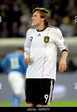 L'Allemagne Kevin Grosskreutz réagit pendant le match de football amical entre l'Allemagne et l'Italie au stade Signal Iduna Park de Dortmund, Allemagne, 09 février 2011. Photo : Federico Gambarini Banque D'Images