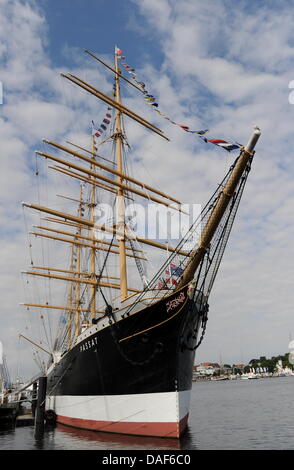 (Afp) un fichier photo datée du 26 juillet 2010 de quatre-mâts Passat 'écorce' situé dans le port de Travemünde, Allemagne. De nombreux événements sont l'annexe entre 12 au 15 mai 2011 pour célébrer le 100e anniversaire de la Passat. "Le 'Passat" a été lancé en 1911 au chantier naval de Hambourg Blohm +Voss et se situe comme un navire remorqué muséalisation dans Detmold depuis 1960. Photo : Angelika Warmuth Banque D'Images