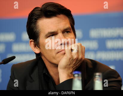 L'acteur Josh Brolin nous assiste à la conférence de presse pour le film 'True Grit' lors de la 61e édition du Festival International du Film de Berlin à Berlin, Allemagne, 10 février 2011. Le film a été choisi comme film d'ouverture de la Berlinale. La 61e Berlinale a lieu du 10 au 20 février 2011. Photo : Tim Brakemeier Banque D'Images