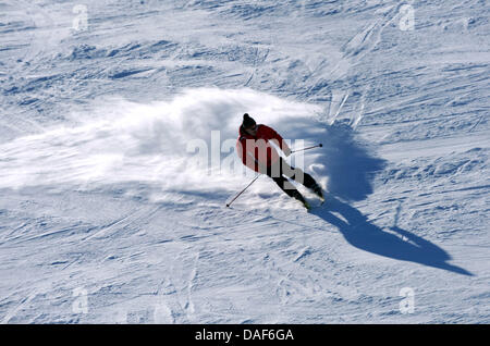 (Afp) un fichier photo en date du 09 mars 2010 des skieurs sur la pente à WIllingen, Allemagne. Rapports Tyrol cinq cas de délit de fuite sur la pente pour février 2011. Photo : Uwe Zucchi Banque D'Images
