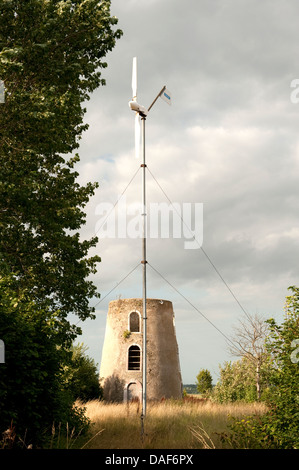 Nouveau moulin Wind Turbine par ancien Guines France Banque D'Images