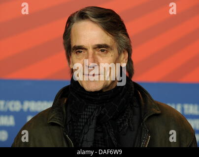L'acteur britannique Jeremy Irons pose au cours de la conférence de presse pour le film 'Call' lors de la 61e édition du Festival International du Film de Berlin à Berlin, Allemagne, le 11 février 2011. Le film tourne en compétition du Festival International du Film. La 61e Berlinale a lieu du 10 au 20 février 2011. Photo : Tim Brakemeier Banque D'Images