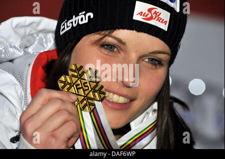 Anna Fenninger de l'Autriche (or) au cours de la cérémonie de remise des médailles pour le women's Super combiné au Championnats du Monde de ski à Garmisch-Partenkirchen, Allemagne, 11 février 2011. Photo : Peter Kneffel Banque D'Images