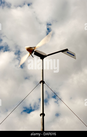 Nouveau moulin Wind Turbine par ancien Guines France Banque D'Images