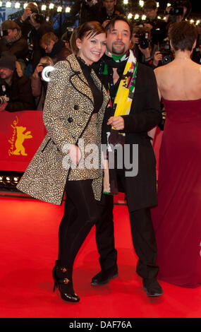 Acteurs Jan Josef Liefers allemand et sa femme Anna Loos arrivent à la première de 'True Grit' le 61e Festival International du Film de Berlin, Berlinale Berlinale Palast, à Berlin, Allemagne, le 10 février 2011. Photo : Hubert Boesl Banque D'Images