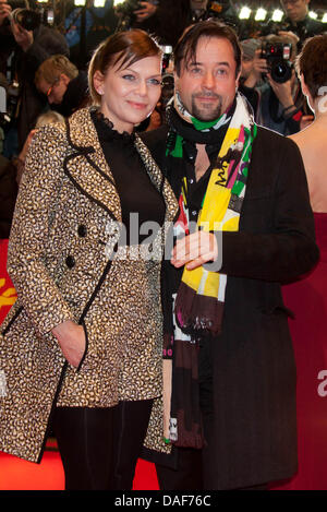 Acteurs Jan Josef Liefers allemand et sa femme Anna Loos arrivent à la première de 'True Grit' le 61e Festival International du Film de Berlin, Berlinale Berlinale Palast, à Berlin, Allemagne, le 10 février 2011. Photo : Hubert Boesl Banque D'Images