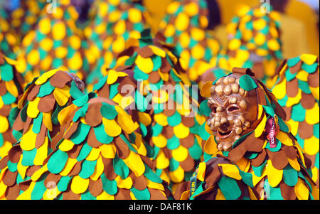 Les personnes portant des masques à pied à travers le centre de Sonthofen, Allemagne, 13 février 2011. Plus de 5 000 personnes habillées comme des imbéciles et Swabian-Alemannic Narrenzuenfte bouffons de carnaval (guildes) ont défilé dans le sud de l'Allemagne au cours de la ville Narrensprung (Fools' jump) parade. Photo : STEFAN UDRY Banque D'Images