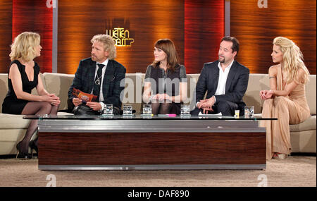 (L-R) L'actrice allemande Maria Furtwaengler, TV show host Thomas Gottschalk, actrice et chanteuse allemande Anna Loos, acteur allemand Jan Josef Liefers et Swiss co-hôte Michelle Hunziker sur scène lors de la diffusion en direct de l'émission de télévision allemande "Wetten, dass.. ?" ('Bet, que.. ?) dans Halle Saale, Allemagne, 12 février 2011. Gottschalk a annoncé sa retraite le samedi à partir de la série TV "Wetten Dass.. ?", qui Banque D'Images