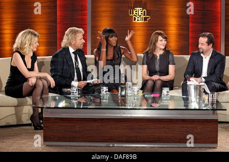 (L-R) L'actrice allemande Maria Furtwaengler, TV show host Thomas Gottschalk, Biritish top model Naomi Campbell actrice et chanteuse allemande Anna Loos, acteur allemand Jan Josef Liefers sur scène lors de la diffusion en direct de l'émission de télévision allemande "Wetten, dass.. ?" ('Bet, que.. ?) dans Halle Saale, Allemagne, 12 février 2011. Gottschalk a annoncé sa retraite le samedi à partir de la série TV "Wetten Dass.. ?", qui Banque D'Images