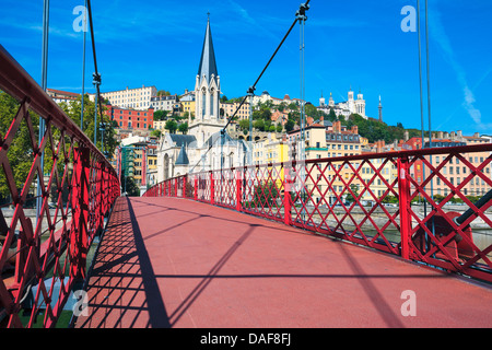 Vue de la ville de Lyon avec passerelle rouge sur la Saône et de l'église Banque D'Images