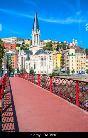 Vue de la ville de Lyon avec passerelle rouge sur Saône Banque D'Images