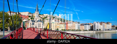 Vue panoramique de la ville de Lyon avec passerelle rouge sur Saône Banque D'Images