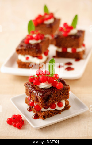 Gâteaux au chocolat avec groseilles rouges. Recette disponible. Banque D'Images