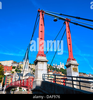 Une partie de la ville de Lyon avec passerelle rouge sur Saône Banque D'Images