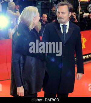 L'actrice britannique Vanessa Redgrave (l) et son mari, l'acteur italien Franco Nero arrivent pour la première de film 'Coriolanus' lors de la 61e édition du Festival International du Film de Berlin à Berlin, Allemagne, 14 février 2011. Le film en compétition du Festival International du Film. La 61e Berlinale a lieu du 10 au 20 février 2011. Photo : Tim Brakemeier Banque D'Images