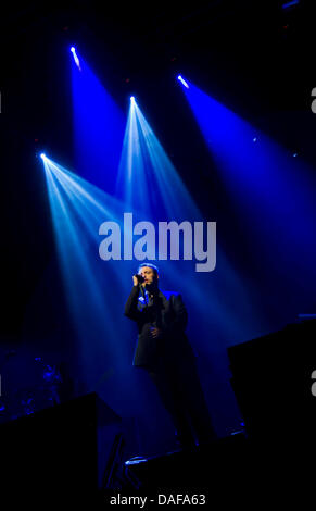 Singer Alex McNamara en spectacle avec son groupe "The Australian Pink Floyd Show' à Höchst, Allemagne le 15 février 2011. Le groupe jouait couvre les Pink Floyd. Photo : Frank Rumpenhorst Banque D'Images