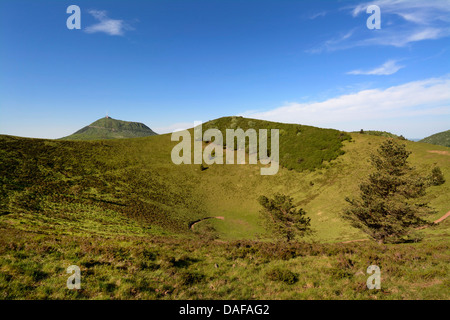 Puy de Dôme vu du Puy de Pariou,. Parc naturel régional des Volcans d'Auvergne, Puy de Dome, Auvergne, France Banque D'Images