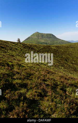 Puy de Dôme vu du Puy de Pariou,. Parc naturel régional des Volcans d'Auvergne, Puy de Dome, Auvergne, France Banque D'Images