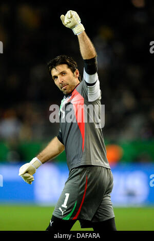 Gardien de l'Italie Gianluigi Buffon est représenté au cours de l'Allemagne match amical international contre l'Italie au Signal Iduna Park de Dortmund, Allemagne, 09 février 2011. Photo : Revierfoto Banque D'Images