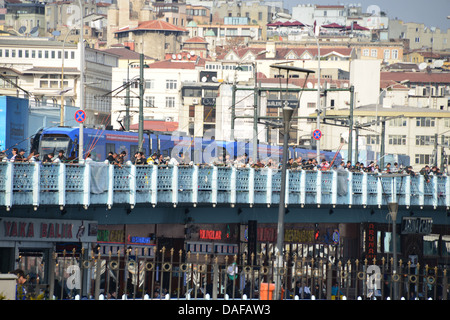 Les pêcheurs sur un pont sur la corne d'or à Istanbul Banque D'Images