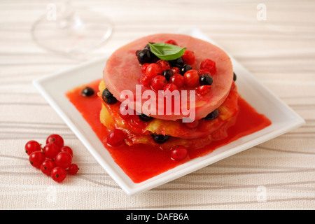 La Turquie et la tour de fruits. Recette disponible. Banque D'Images