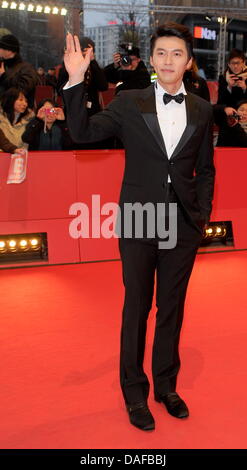 L'acteur sud-coréen Hyun Bin arrive pour la première du film 'Beau temps, mauvais temps,' ('Saranghanda Saranghaji Anneunda»), lors de la 61e édition du Festival International du Film de Berlin à Berlin, Allemagne, 17 février 2011. Le film est en cours d'exécution dans la compétition du Festival International du Film. La 61e Berlinale a lieu du 10 au 20 février 2011. Photo : Jens Kalaene dpa Banque D'Images