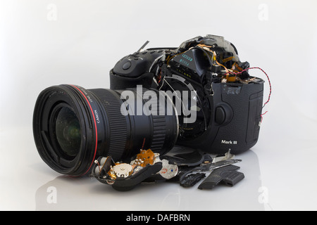 Broken caméra et d'objectif, Canon 5D MkIII, Canon 16-35 mm lentille de l'IIL, Caméra et objectif, des morceaux d'une caméra et objectif, 5D MKIII Banque D'Images
