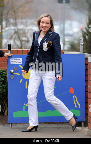 Ministre fédéral de la famille Kristina Schröder (CDU) promenades à travers l'entrée de produits pharmaceutiques et compagnie chemichal garderie de Merck à Darmstadt, Allemagne, 18 février 2011. Le ministre veut se familiariser avec la façon dont le cabinet s'efforce d'offrir à leurs employés une meilleure intigration de famille et carrière professionnelle ou l'aide aux femmes dans les postes de direction. Photo : Arne D Banque D'Images