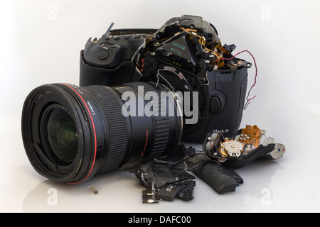 Broken caméra et d'objectif, Canon 5D MkIII, Canon 16-35 mm lentille de l'IIL, Caméra et objectif, des morceaux d'une caméra et objectif, 5D MKIII Banque D'Images