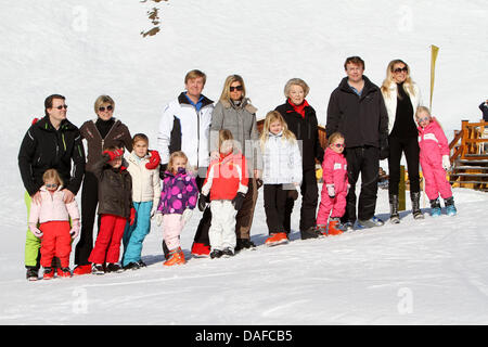 La Reine Beatrix, le Prince Willem-Alexander et la Princesse Maxima avec leurs filles Princess Amalia, La Princesse Alexia et la Princesse Ariane, le Prince Constantijn et la Princesse Laurentien avec leurs enfants Comtesse Eloise, comte Claus-Casimir et la Comtesse Leonore, et le Prince Friso et la Princesse Mabel avec leurs filles Comtesse Luana et la Comtesse Zaria de l'Nehtherlands poser pour th Banque D'Images