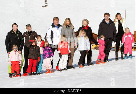 La Reine Beatrix, le Prince Willem-Alexander et la Princesse Maxima avec leurs filles Princess Amalia, La Princesse Alexia et la Princesse Ariane, le Prince Constantijn et la Princesse Laurentien avec leurs enfants Comtesse Eloise, comte Claus-Casimir et la Comtesse Leonore, et le Prince Friso et la Princesse Mabel avec leurs filles Comtesse Luana et la Comtesse Zaria de l'Nehtherlands poser pour th Banque D'Images