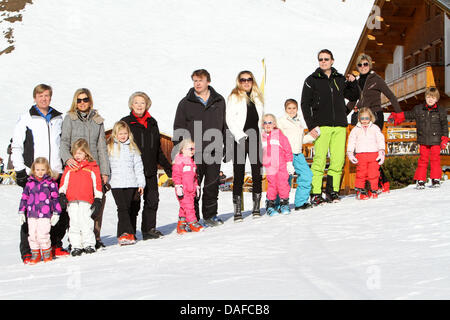 La Reine Beatrix, le Prince Willem-Alexander (L) et de la princesse Maxima avec leurs filles Princess Amalia, La Princesse Alexia et la Princesse Ariane, le Prince Constantijn (4thL) et la Princesse Laurentien avec leurs enfants Comtesse Eloise, comte Claus-Casimir et la Comtesse Leonore, et le Prince Friso (C) et de la princesse Mabel avec leurs filles Comtesse Luana et la Comtesse Zaria de l'Nehtherla Banque D'Images