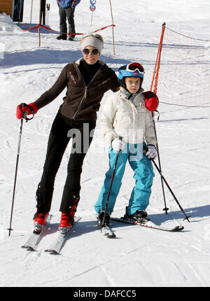 La comtesse et la Princesse Laurentien des Pays-Bas Eloise posent pour les médias au cours de leurs vacances d'hiver à Lech am Arlberg, Autriche, 19 février 2011. Photo : Patrick van Katwijk Banque D'Images