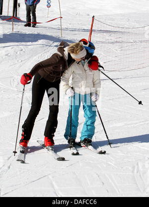 La comtesse et la Princesse Laurentien des Pays-Bas Eloise posent pour les médias au cours de leurs vacances d'hiver à Lech am Arlberg, Autriche, 19 février 2011. Photo : Patrick van Katwijk Banque D'Images