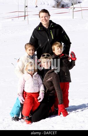 Le prince Constantin, la Princesse Laurentien et leurs enfants Comtesse Eloise (retour), comte Claus-Casimir et la Comtesse Leonore (avant) des Pays-Bas présentent pour les médias au cours de leurs vacances d'hiver à Lech am Arlberg, Autriche, 19 février 2011. Photo : Patrick van Katwijk Banque D'Images