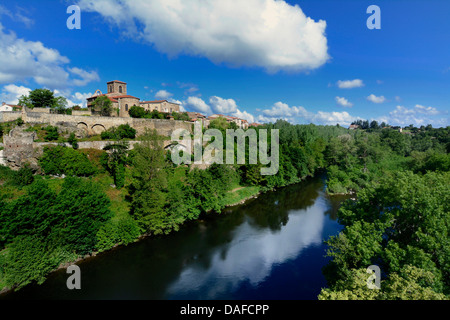 Village de Vieille-Brioude sur la rivière Allier en Haute-Loire, Auvergne, France, Europe Centrale Banque D'Images