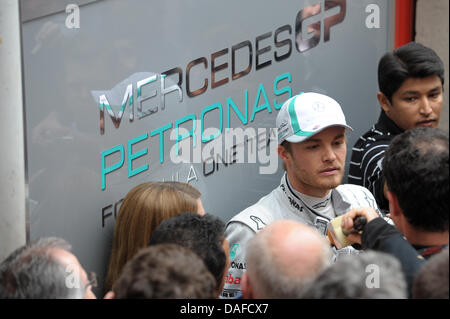 L'allemand Nico Rosberg pilote de formule 1 de l'écurie Mercedes Grand Prix se trouve dans le paddock durant l'épreuve officielle qui courent le long de la 'Circuit de Catalunya' course de Montmelo près de Barcelone, Espagne, 19 février 2011. Photo : David Ebener Banque D'Images