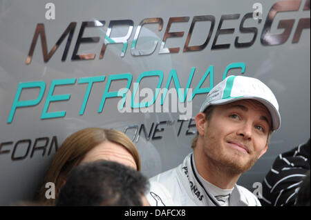 L'allemand Nico Rosberg pilote de formule 1 de l'écurie Mercedes Grand Prix se trouve dans le paddock durant l'épreuve officielle qui courent le long de la 'Circuit de Catalunya' course de Montmelo près de Barcelone, Espagne, 19 février 2011. Photo : David Ebener Banque D'Images
