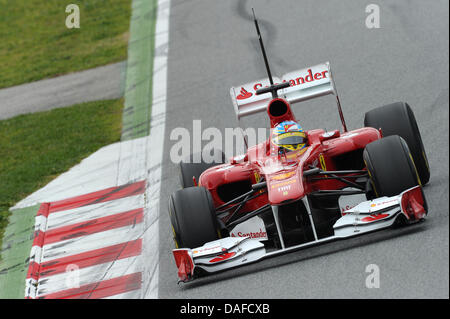 Pilote de Formule 1 espagnol Fernando Alonso de l'équipe de la Scuderia Ferrari en action au cours de l'épreuve officielle qui courent le long de la 'Circuit de Catalunya' course de Montmelo près de Barcelone, Espagne, 19 février 2011. Photo : David Ebener Banque D'Images