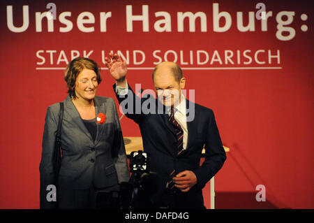 Les sociaux-démocrates (SPD) top-candidat Olaf Scholz (R) cheers avec sa femme Britta Ernst (L) après la première des projections de l'élection parlementaire de Hambourg à Hambourg, Allemagne, 20 février 2011. Autour de 1,3 millions d'électeurs à Hambourg des représentants élus à la 121 sièges dans le parlement d'état de Hambourg. Les résultats préliminaires voir la majorité absolue pour les sociaux-démocrates (SPD). Banque D'Images