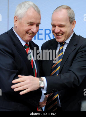 Karl-Ludwig Kley PDG de Merck (R) et le directeur financier Michael Becker (L) arrivent pour la conférence de presse de bilan à Darmstadt, Allemagne, 21 février 2011. Le géant pharmaceutique et chimique allemand Merck fait état d'un chiffre d'affaires record pour 2010 également en raison de la reprise d'entreprise américaine Millipore. Revenu après intérêts minoritaires a augmenté de 73  % à 632,1 millions d'euros. Photo : ARNE DEDERT Banque D'Images