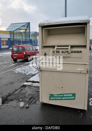 (Dossier) - Un fichier dpa photo datée du 19 janvier 2011 montre un récipient à vêtements dans laquelle le cadavre d'un nourrisson a été trouvé le même jour en, France. Le 11 février 2011, le procureur a annoncé qu'au cours de la recherche de la coupable la police a trouvé un autre bébé mort et a émis un mandat d'arrêt pour les 18 ans et mère. Photo : Hendrik Schmidt Banque D'Images