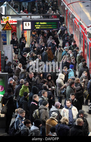 Fahrgäste stehen am Dienstagmorgen (22.02.2011) während eines der Gewerkschaft der bundesweiten Warnstreiks Lokomotivführer (GDL) auf dem Hauptbahnhof de Hamburg an einem S-Bahnsteig. Ein bundesweiter Warnstreik der Lokführergewerkschaft morgendlichen Zugverkehr GDL hat den in Deutschland am Dienstagmorgen behindert Stark. Foto : marques dpa/lno Bodo Banque D'Images