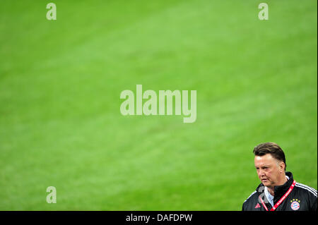 L'entraîneur du Bayern Munich Louis Van Gaal indique à son équipe au cours de la dernière session d'essais au stade de soccer Giuseppe-Meazza à Milan, Italie, 22 février 2011. La Ligue des Champions Tour de seize match entre FC Bayern Munich et l'Inter Milan aura lieu au stade de soccer Giuseppe-Meazza mercredi, 22 février 2011. Photo : Peter Kneffel Banque D'Images