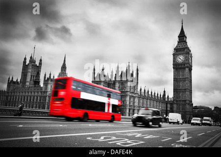 Londres, au Royaume-Uni. Red bus en mouvement et de Big Ben, le Palais de Westminster. Les icônes de l'Angleterre Banque D'Images