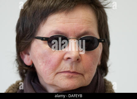 Ancien terroriste de la RAF et le défendeur Verena Becker est photographié avant le procès au tribunal de district de Stuttgart, Allemagne, 24 février 2011. Becker est accusé d'être complice de l'assassinat de Buback Attourney général en 1977. Photo : Uwe Anspach Banque D'Images